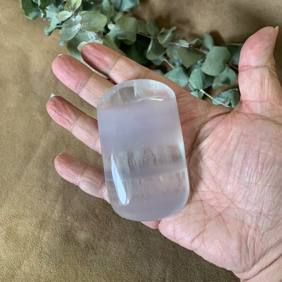 Yttrium Lavender Fluorite Palmstone - Picture 5 of 5